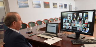 przewodniczacy Rady Miejskiej Jasła Henryk Rak prowadzi sesję on-line