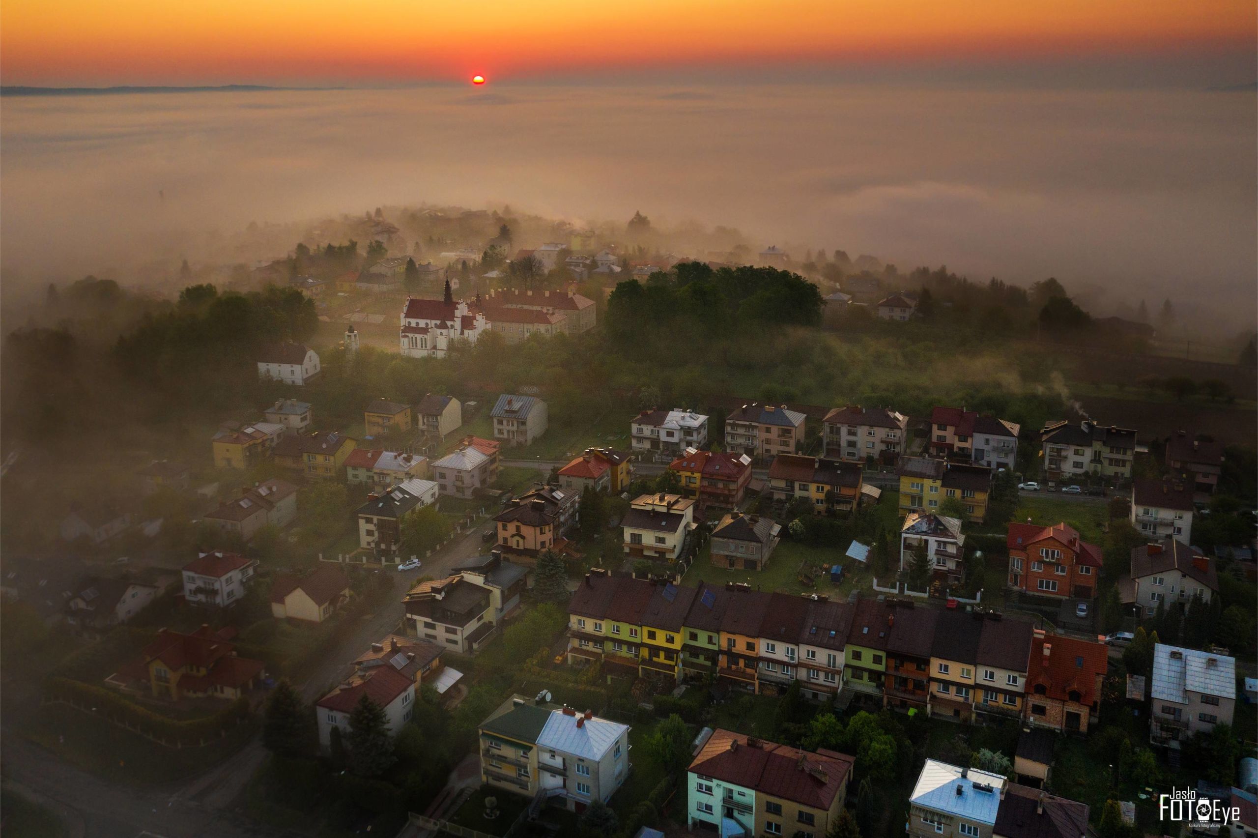 Zdjęcie przedstawiające jedno z jasielskich osiedli otulone mgłą, autorstwa Jana Kowalskiego.