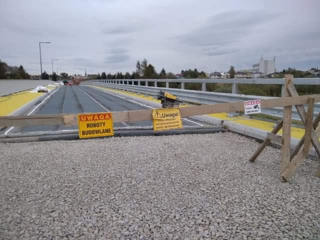 Oznakowanie i zabezpeczenia przy pracach przy budowie mostu na osiedlu Gądki