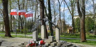 Złożone kwiaty na Grobie Nieznanego Żołnierza w Parku Miejskim w Jaśle.