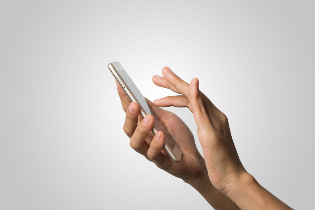 Kobieca ręka trzymająca smartfona z pustym ekranem