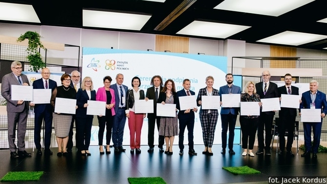 Prezydenci i burmistrzowie 16 polskich miast podpisali w Poznaniu Europejską Kartę Równości Kobiet i Mężczyzn w Życiu Lokalnym.