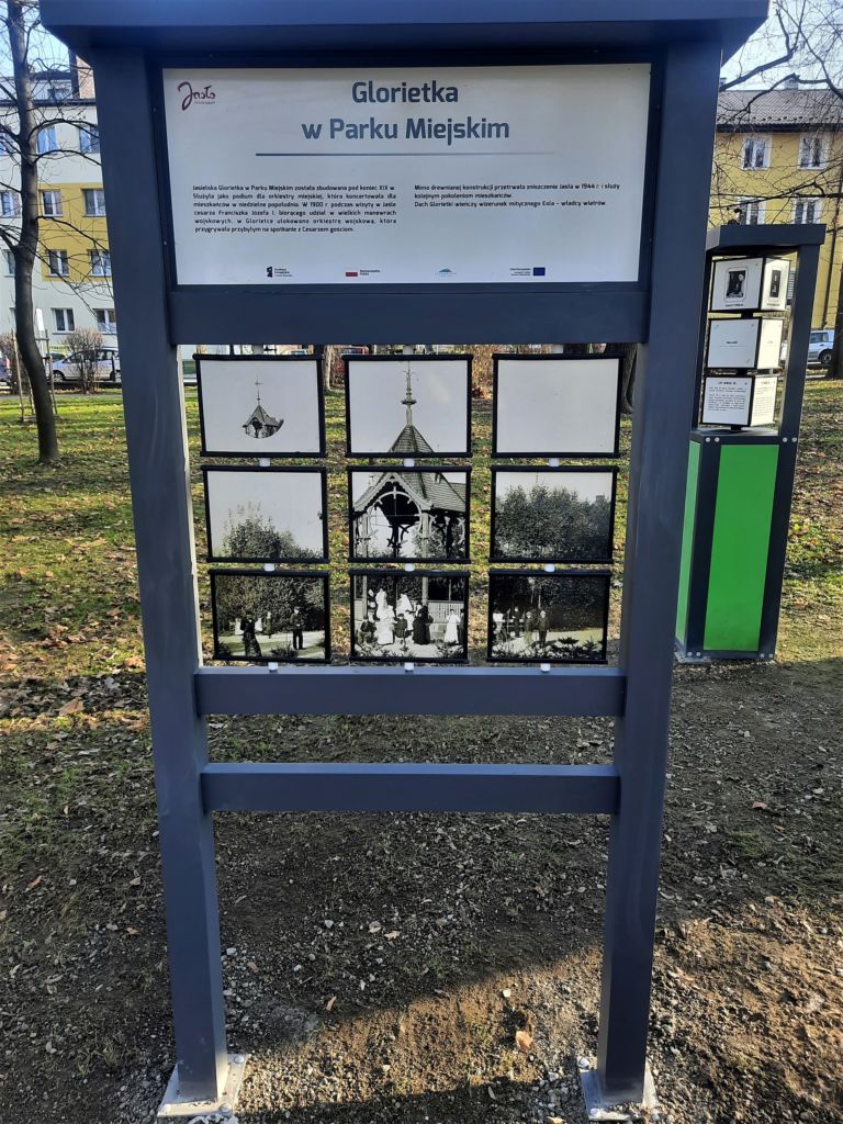 tablica informacyjna - z obrazkiem Glorietki budynku w parku miejskim