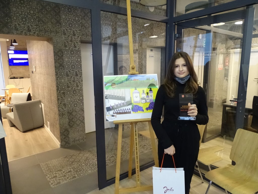 Rozdanie nagród w konkursie Junior Przedsiębiorczości Laureatka Laura Iossa i jej praca konkursowa