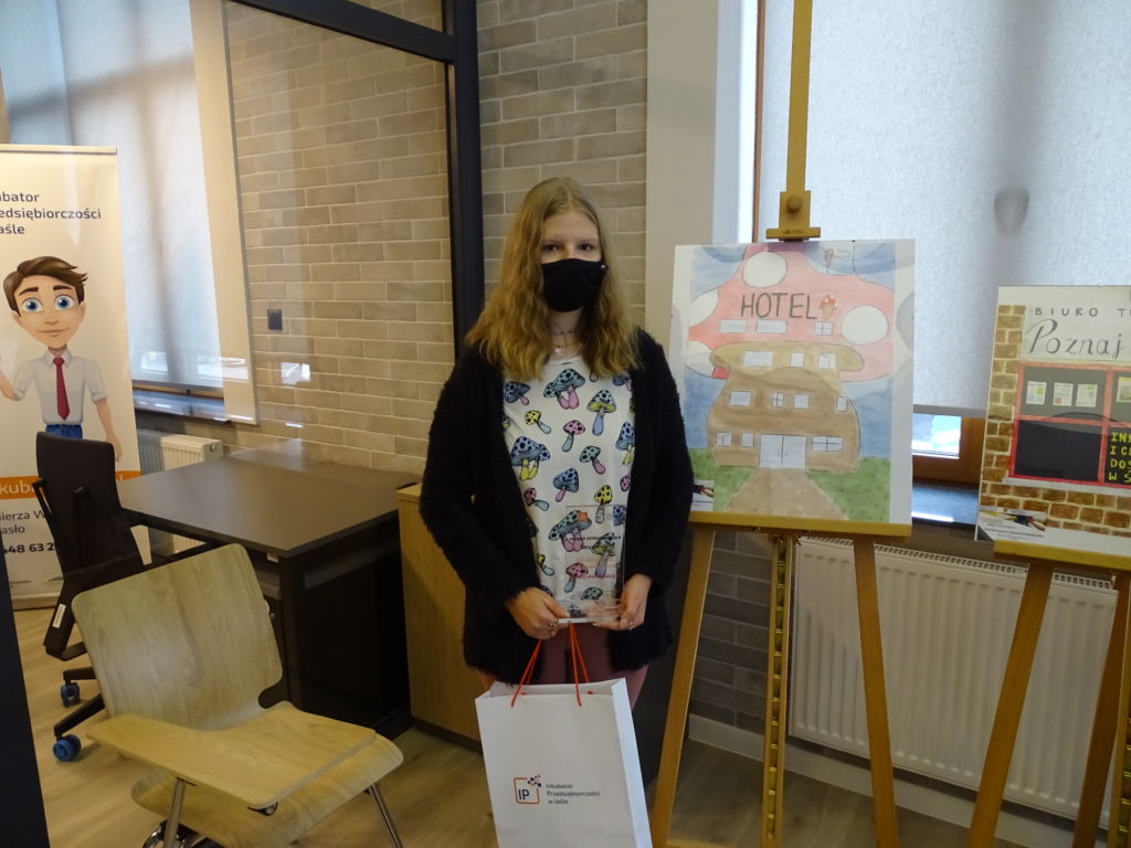 Rozdanie nagród w konkursie Junior Przedsiębiorczości uczestniczka Nikola Staniszewska i jej praca konkursowa