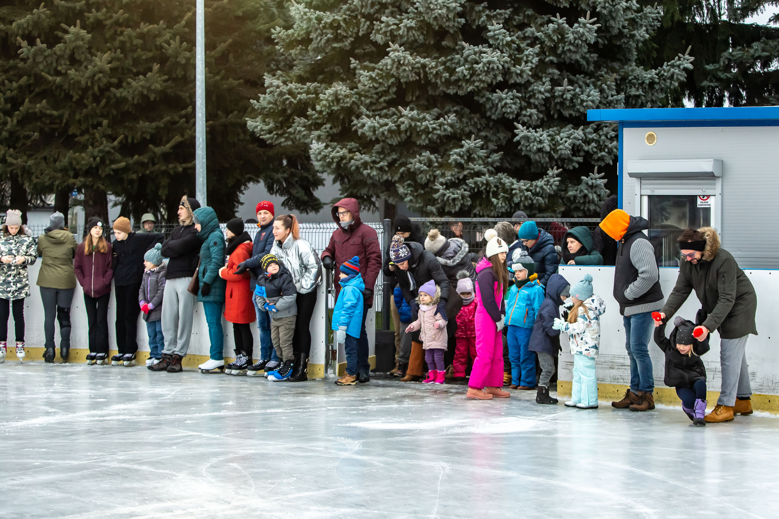 Ludzie czekający na przedstawienie na lodowisku