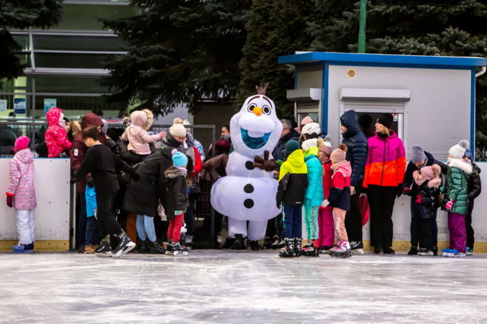 Maskotka Olafa podczas zabaw na lodowisku