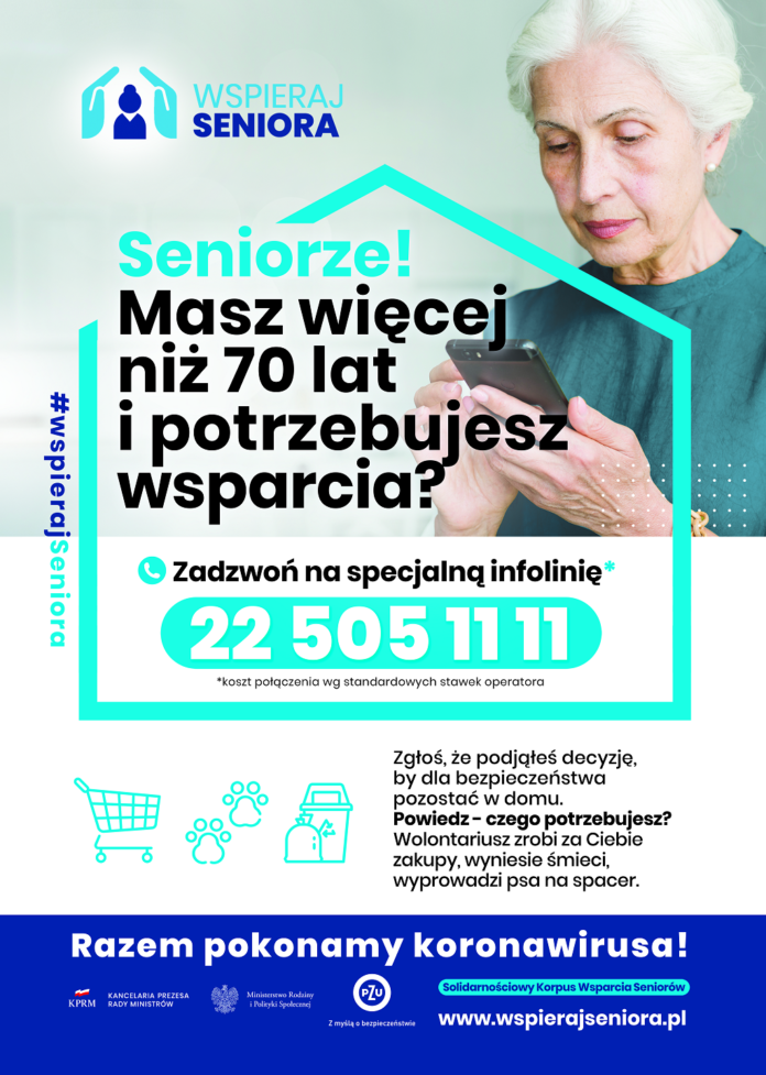 Plakat, Wspieraj Seniora. #WspierajSeniora Starsza pani trzymająca telefon w dłoni. Seniorze! Masz więcej niż 70 lat i potrzebujesz wsparcia? Zadzwoń na specjalną infolinię 22 505 11 11 .