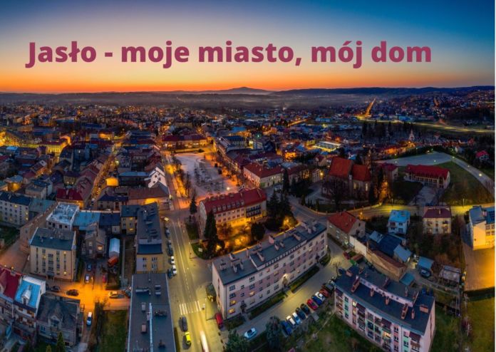 zdjęcie i nazwa projektu Jasło-moje miasto, mój dom, z prawej zdjęcie zachodzącego słońca z widokiem na miejski rynek i górę liwocz
