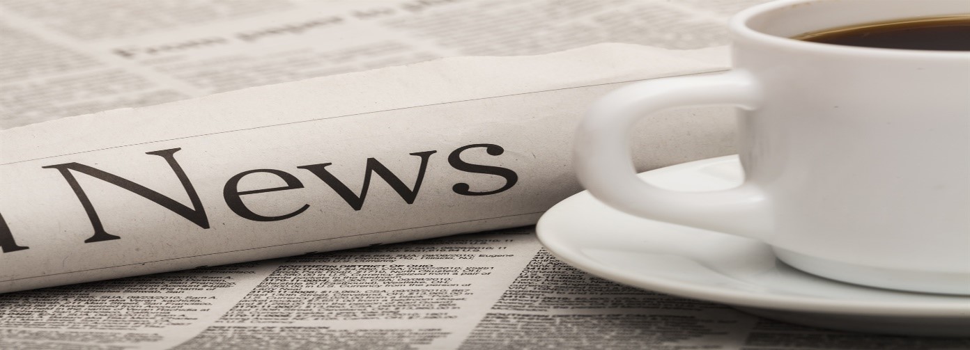 filianka kawy i złożona gazeta z napisem news