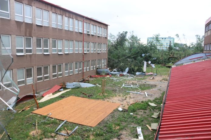 Zniszczony budynek szkoły