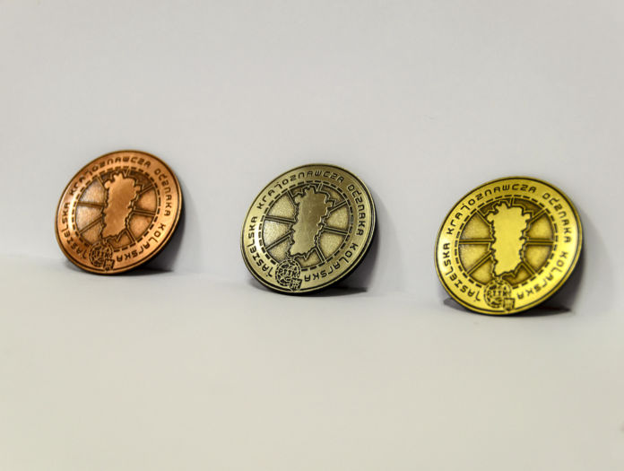 Trzy odznaki, brązowa srebrna i złota