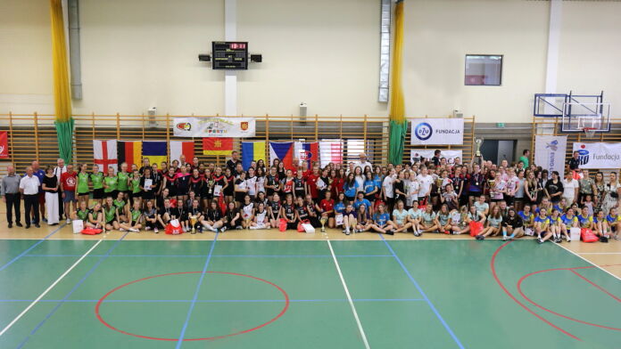 Zdjęcie grupowe wszystkich uczestników turnieju siatkówki