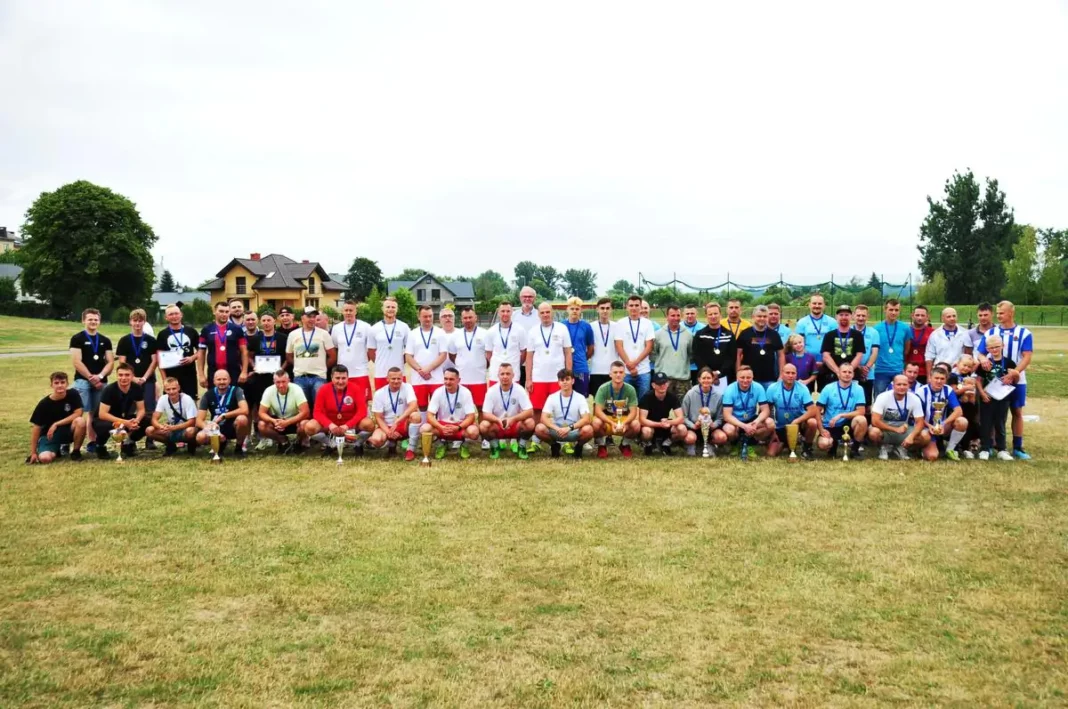 Zdjęcie grupowe po rozegranym I Turnieju Piłkarskim Służb Mundurowych Powiatu Jasielskiego