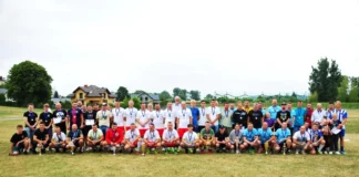 Zdjęcie grupowe po rozegranym I Turnieju Piłkarskim Służb Mundurowych Powiatu Jasielskiego