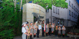 harcerze pod pomnikiem Armii Krajowej