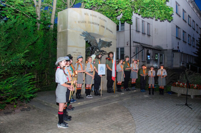 harcerze pod pomnikiem Armii Krajowej