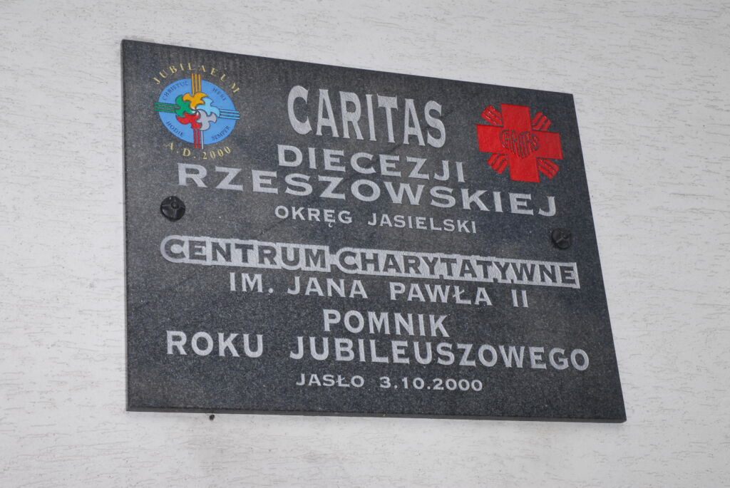 tablica z napisem Carita Diecezji RZeszowskiej