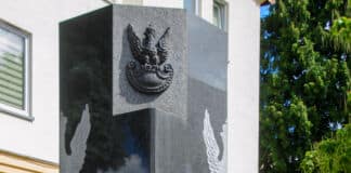 pomnik ofiar II wony światowej, znajdujący się przy Urzędzie Miasta w Jaśle