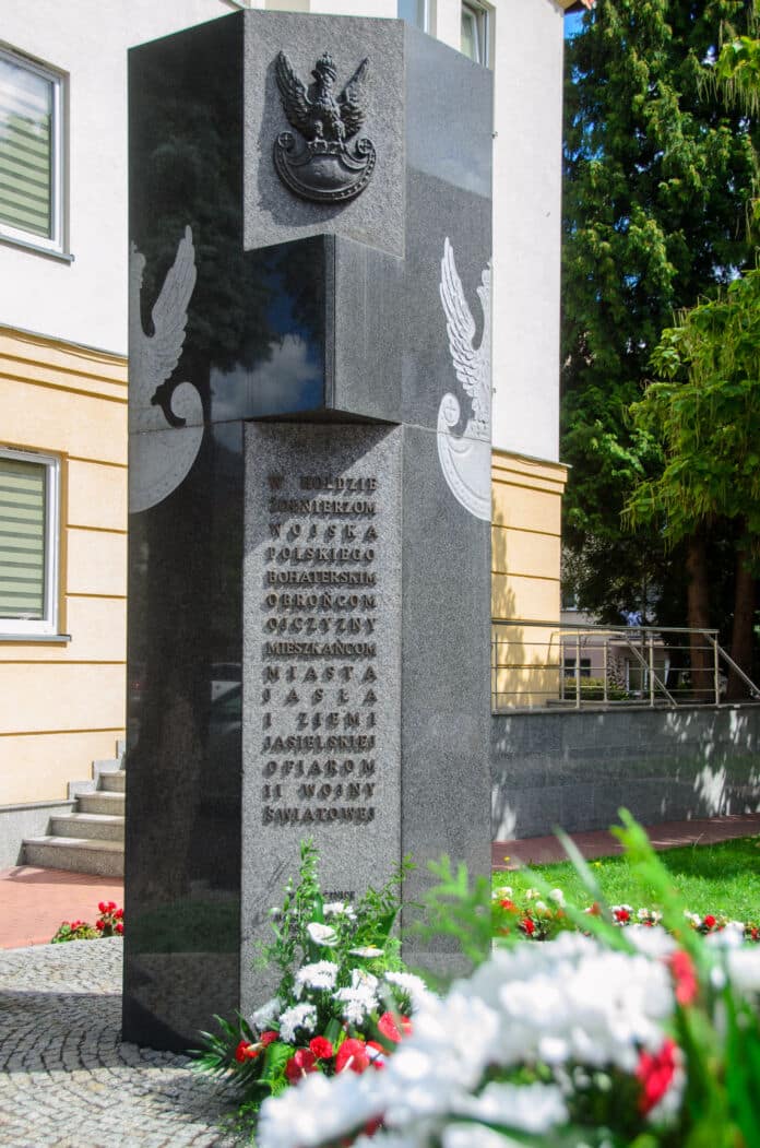 pomnik ofiar II wony światowej, znajdujący się przy Urzędzie Miasta w Jaśle