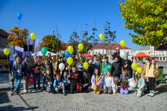 Zdjęcie grupowe Szkoły Podstawowej biorącej udział w akcji sprzątania zorganizowanej przez wydział Gospodarki Komunalnej