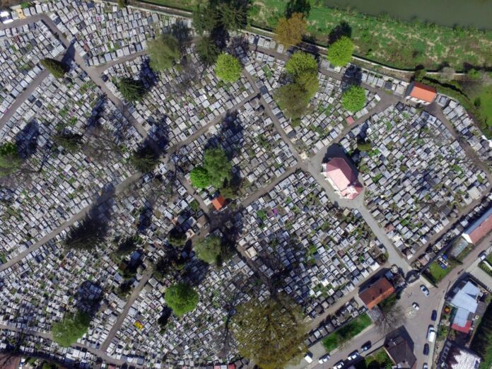 cmentarz - widok z drona