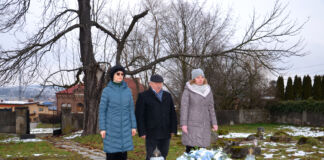 Złożenie kwiatów i zapalenie zniczy na cmentarzu żydowskim ku pamięci pomordowanych przez (od lewej strony) Magdalenę Białek , Mariusza Światka i Patrycję Bimkiewicz
