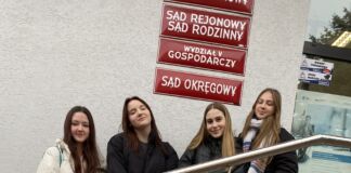 Zespół badawczy - dziewczyny stojące pod Sądem Rejonowym w Krośnie