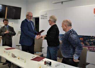 podpisanie umowy od lewej: Jacek Borkowski, Ryszard Pabian, Adam Matuszewski, Zbigniew Brączyk