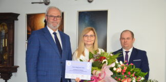 od lewej: burmistrz Ryszard Pabian, Małgorzata Buba, Tomasz Chechłacz