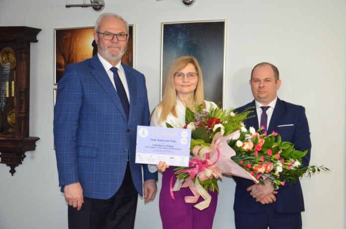 od lewej: burmistrz Ryszard Pabian, Małgorzata Buba, Tomasz Chechłacz