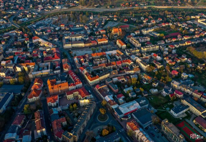 widok miasta z drona