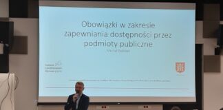 Przemawia Sekretarz Miasta Paweł Rzońca - szkolenie nt. obowiązki w zakresie zapewnienia dostępności przez podmioty publiczne - realizacja przedsięwzięcia
