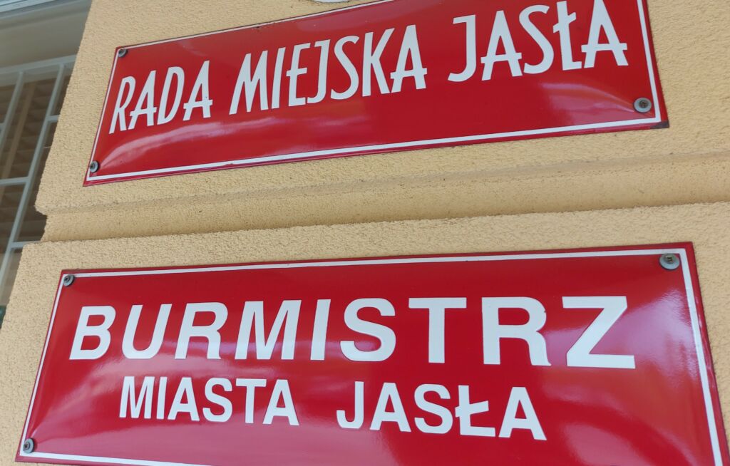 tabliczki na budynku z napisem: Rada Miejska Jasła i Burmistrz Miasta Jasłą