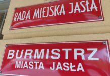 tabliczki na budynku z napisem: Rada Miejska Jasła i Burmistrz Miasta Jasłą
